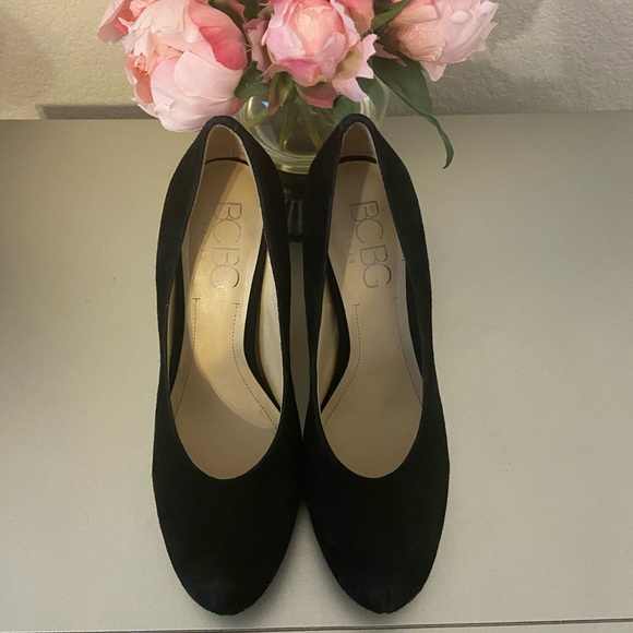 BCBG Paris Black Suede Pumps Size 8.5 - Picture 2 of 5